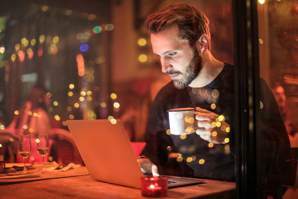 Werken achter laptop met koffie